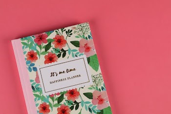 It's Me Time Happiness Planer on Pink Surface
