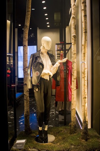 Italy Milan November 2018 Beautifully Decorated Showcase Famous Fashion Store