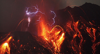 Japanese Volcano Erupts Producing Mesmerizing Volcanic Lightning ...