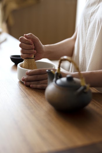 Japanese woman preparing matcha green | Free Photo - rawpixel
