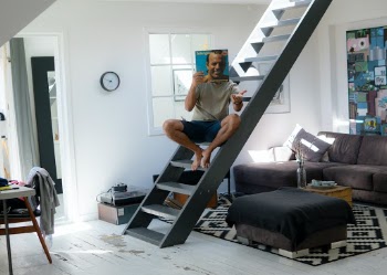 Julio Iglesias chilling in a great flat