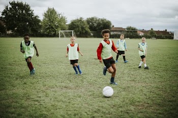 Junior football team playing on the field | Free Photo - rawpixel