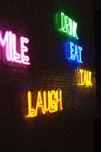 Just neon words

Ph: https://www.instagram.com/mstyazhkin/