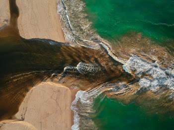 Kahandamodara beach - The lagoon runs into the ocean