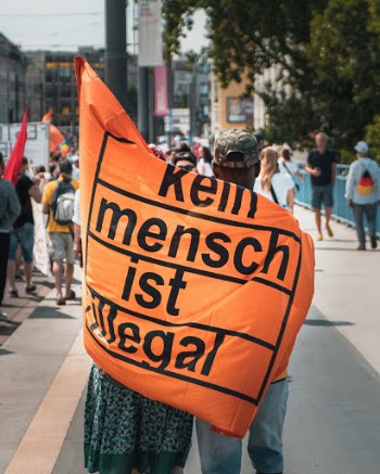 Kein Mensch ist illegal! 
No one is illegal!