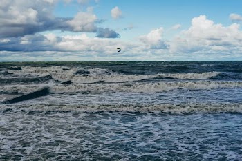 Kiting on the cold Baltic Sea