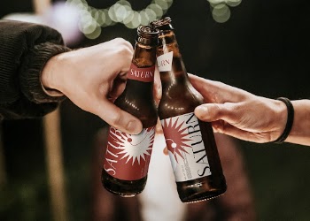 Label mockup on bottles psd | Free PSD Mockup - rawpixel