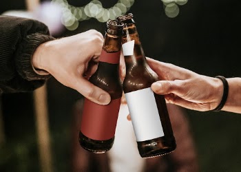 Label mockup on bottles psd | Free PSD Mockup - rawpixel