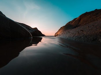 lake in the middle of mountains