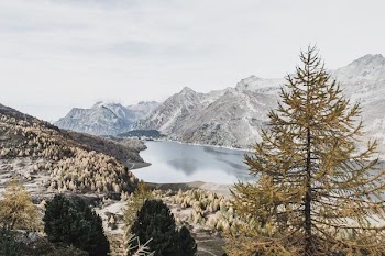 laked between two mountains