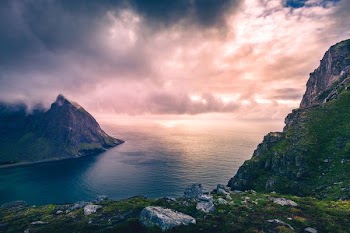 landscape photography of ocean near mountains