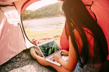 Laptop mockup with camping in nature concept Free Psd