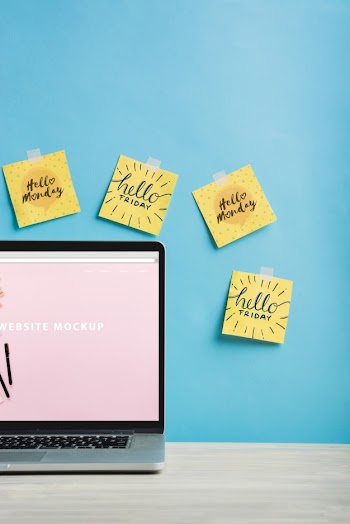 Laptop mockup with sticky notes Free Psd