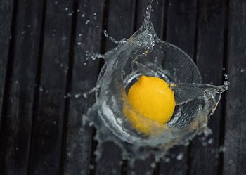 lemon in the glass with water