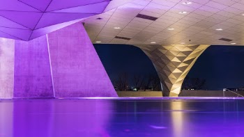 Les couleurs et l'architecture de ce musée permettent vraiment de beaux clichés. Le travail de retouche est léger, tout est déjà là ! Exif : 46mm, 20sec à f/11, iso100