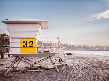 life guard station during daytime