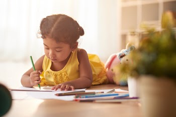 Little girl focused on drawing Free Photo