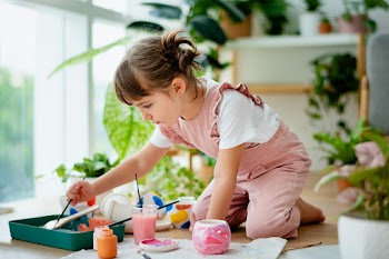 Little girl pot painting at home | Free stock photo | High Resolution image