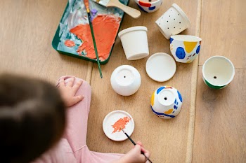 Little girl pot painting at home | Free stock photo | High Resolution image