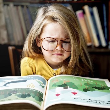 Little girl reading a story | Free Photo - rawpixel