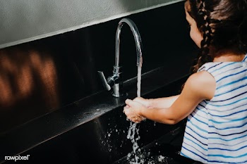Little girl washing her hands in school. | Free  photo - 2328975
