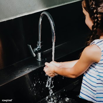 Little girl washing her hands in school. | Free  photo - 2330836