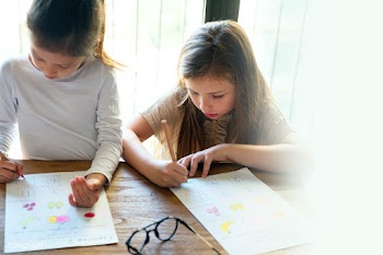 Little girls homeschooling during coronavirus pandemic | Free  photo - 2305182