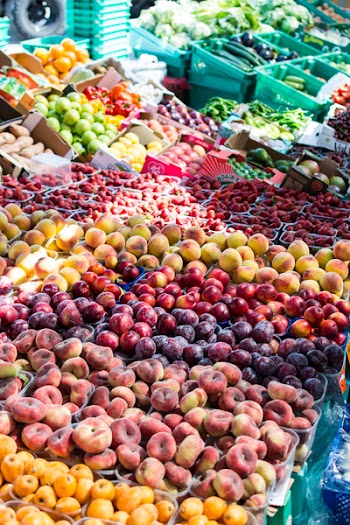 Local summer fruit market 