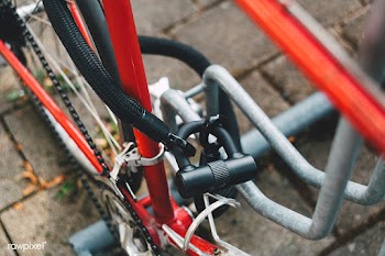 Locked bicycle | Free public domain photo - 600072
