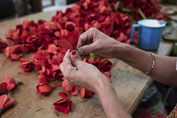 Lokta bark paper flowers being | Free Photo - rawpixel