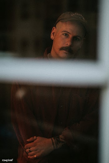 Lonely man looking out the window during self quarantine due to the co.. | Free  photo - 2332468