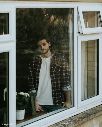 Lonely man looking out the window during social isolation due to the c.. | Free  photo - 2332440