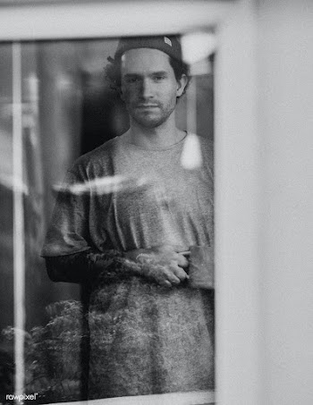 Lonely man looking out the window during social isolation due to the c.. | Free  photo - 2332460