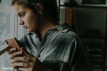 Lonely teen girl bullied through social media | Free  photo - 2330208