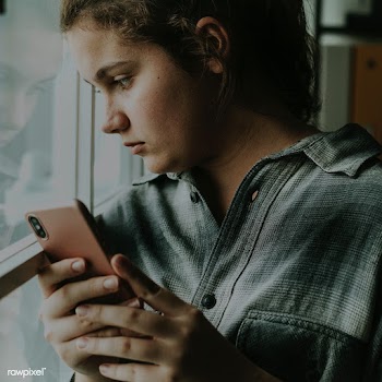 Lonely teen girl bullied through social media | Free  photo - 2330846