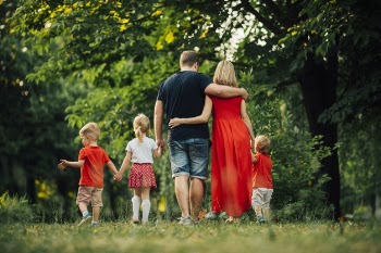 Long shot with family from behind Free Photo