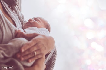 Loving mother cradle holding a newborn baby | Free  photo - 2320858