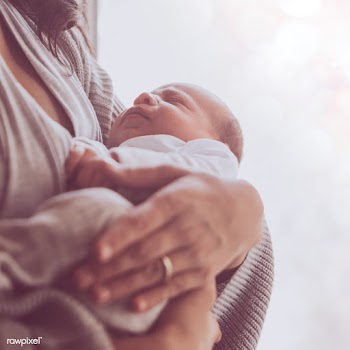 Loving mother cradle holding a newborn baby | Free  photo - 2321376