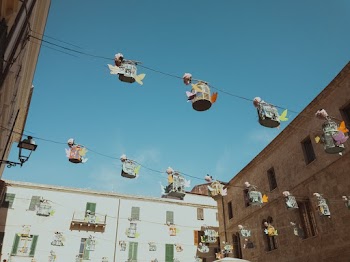 Low Angle Photo of Buntings