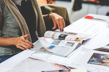 Magazine reader | Free stock photo - 435539