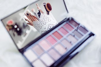 Makeup brushes and eyeshadows 2