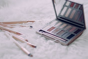 Makeup brushes and eyeshadows 3