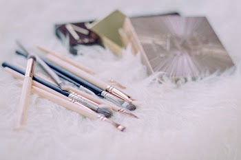Makeup brushes and eyeshadows 4
