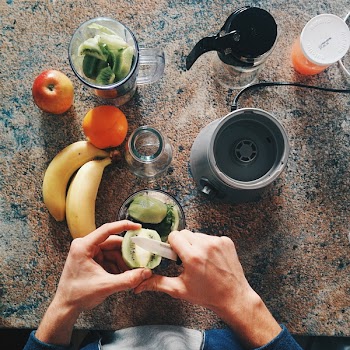 Making healthy smoothie 