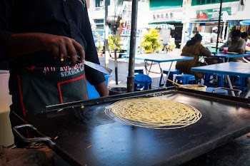 Making Indian noodles 