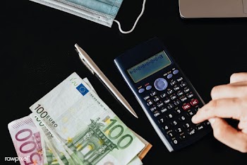 Man calculating his savings during the COVID-19 pandemic | Free  photo - 2353102