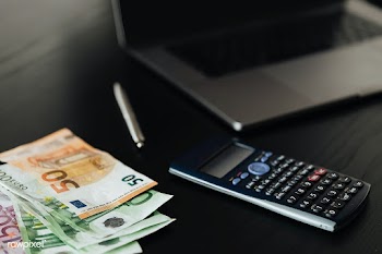 Man calculating his savings during the COVID-19 pandemic | Free  photo - 2353133