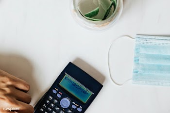 Man calculating his savings during the COVID-19 pandemic | Free  photo - 2353696