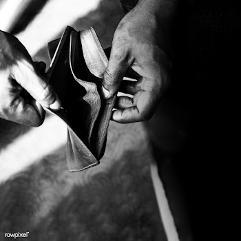 Man checking his empty wallet | Free  photo - 2301094