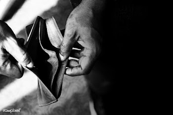 Man checking his empty wallet | Free  photo - 2301100